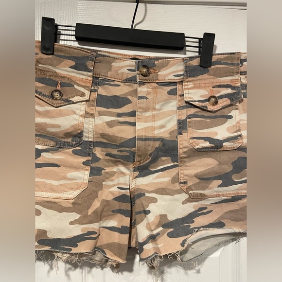 Express Size 12 Shortie Mid Rise Stretch Punk Gray Camo Cut Off Cargo Shorts - Picture 2 of 12